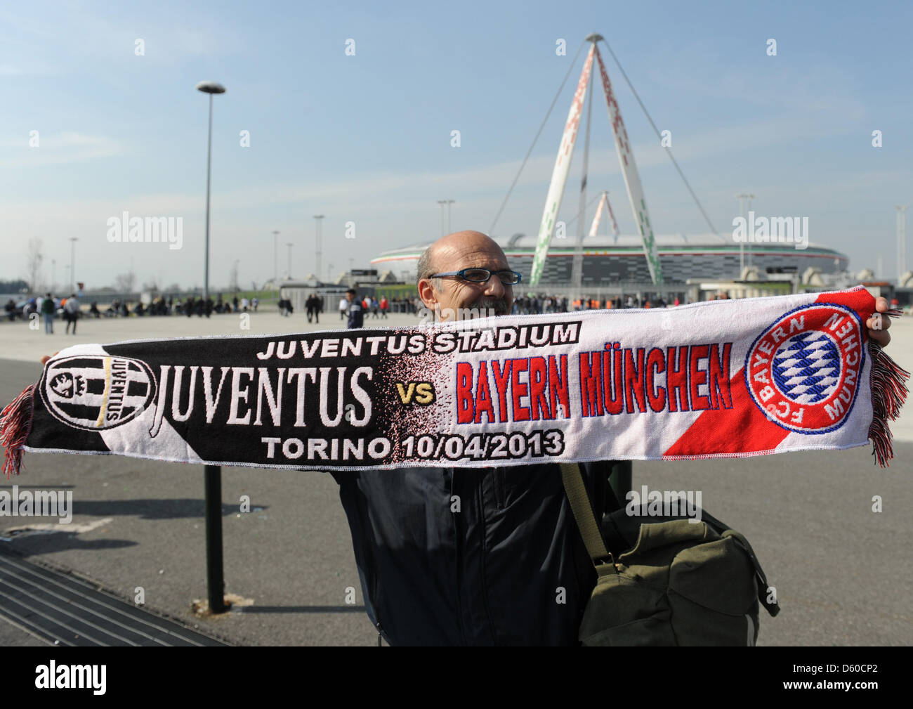 A street vendor sells scarfs prior to the UEFA Champions League quarter final second leg soccer match between Juventus Turin and FC Bayern Munich at Juventus Stadium in Turin, Italy, 10 April 2013. Photo: Andreas Gebert/dpa +++(c) dpa - Bildfunk+++ Stock Photo
