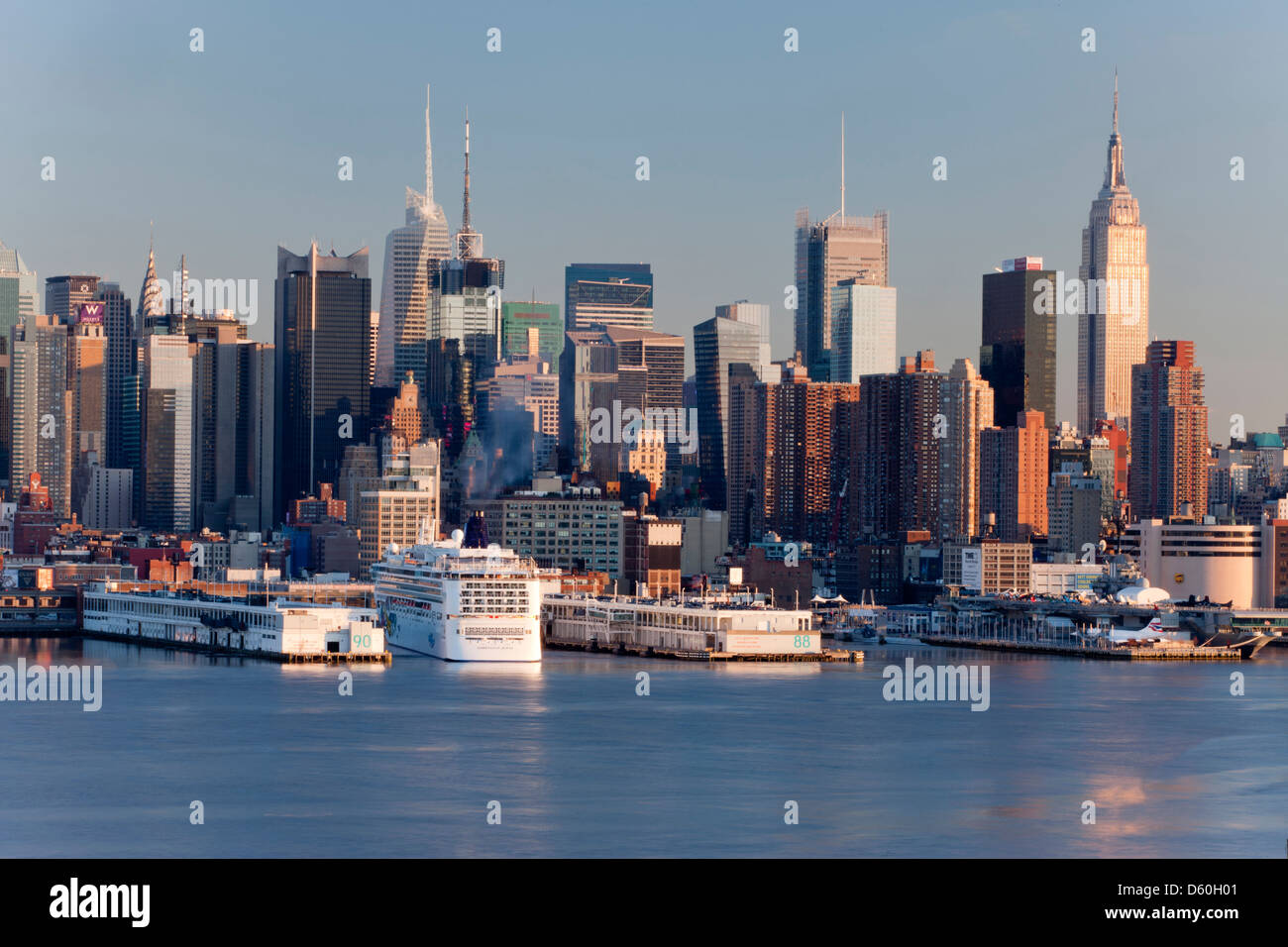MIDTOWN SKYLINE HUDSON RIVER MANHATTAN NEW YORK CITY USA Stock Photo ...