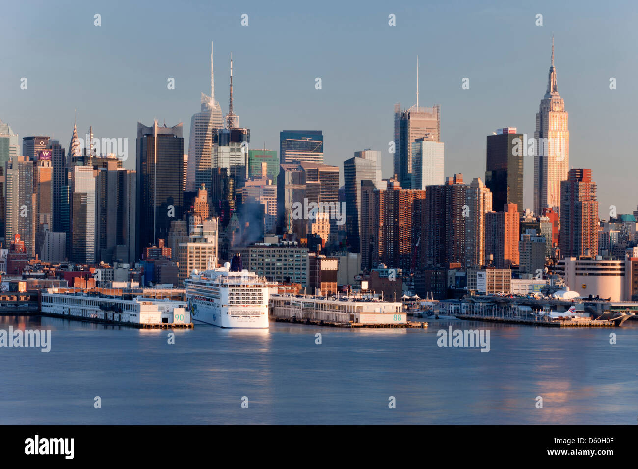 MIDTOWN SKYLINE HUDSON RIVER MANHATTAN NEW YORK CITY USA Stock Photo ...