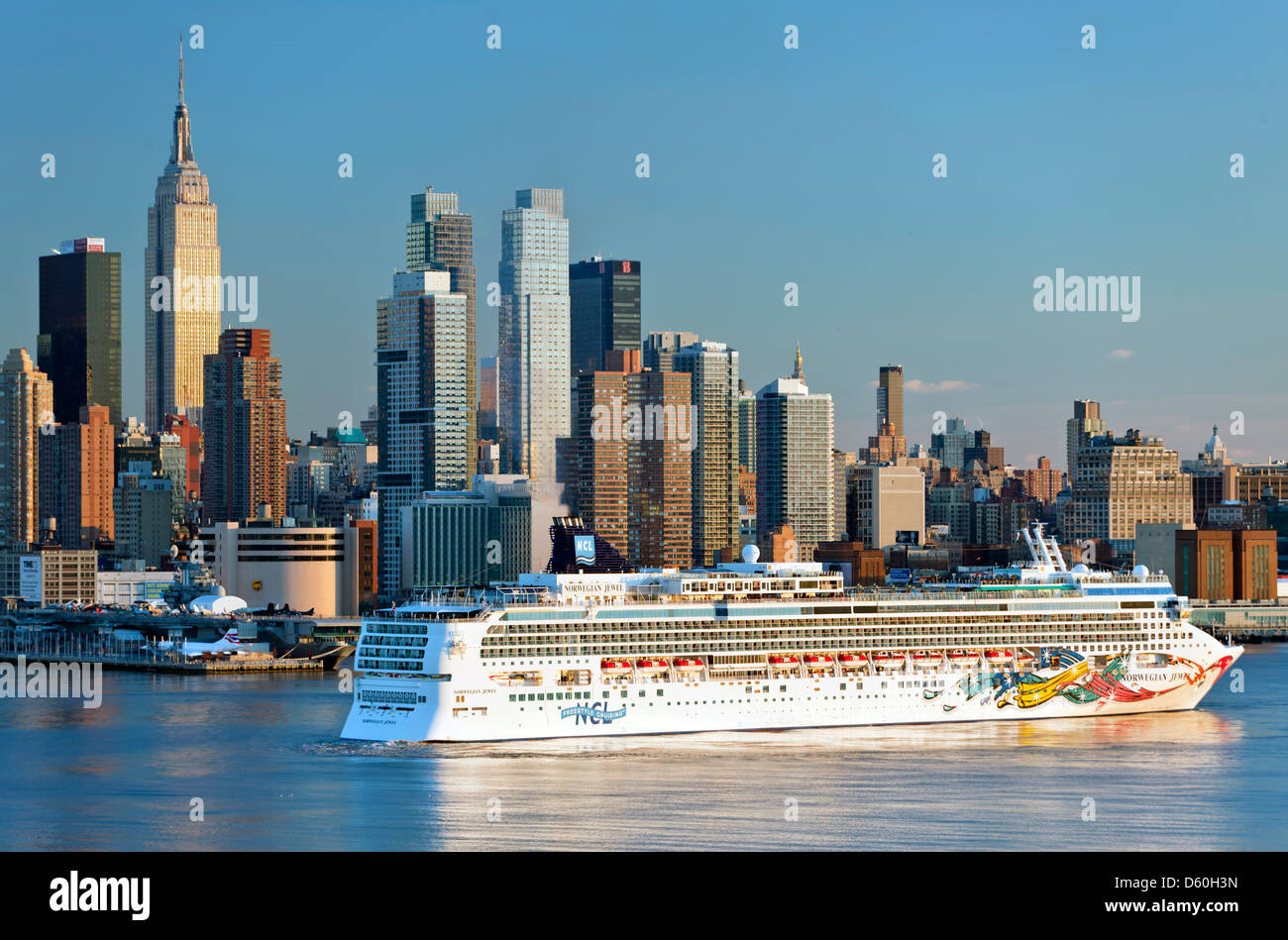 NORWEGIAN CRUISE LINE SHIP MIDTOWN SKYLINE HUDSON RIVER MANHATTAN NEW YORK CITY USA Stock Photo