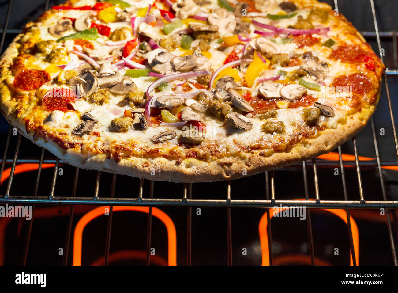 Oven fresh pizza hi-res stock photography and images - Alamy