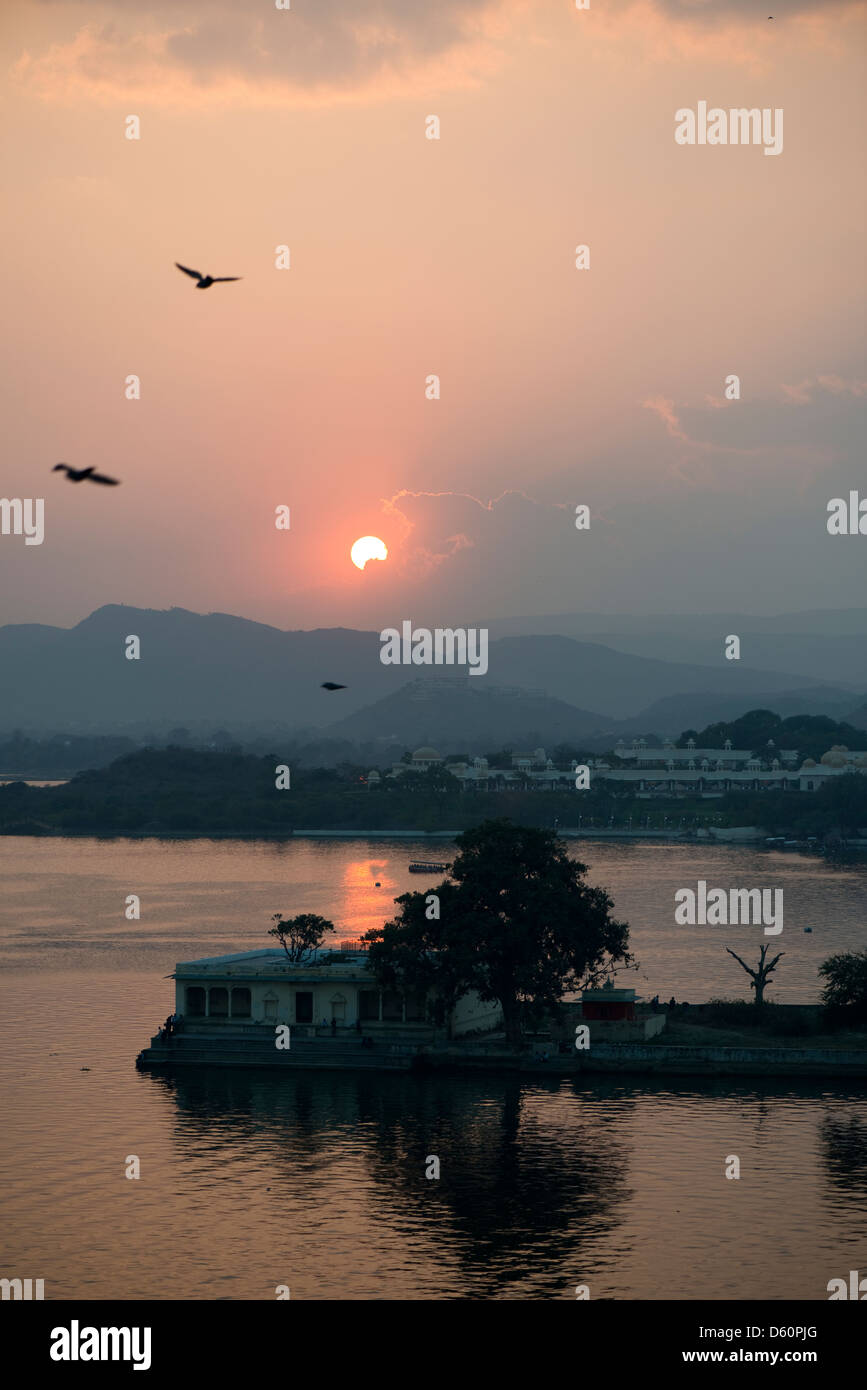 The sun sets over Lake Pichola in Udaipur, Rajasthan, India Stock Photo