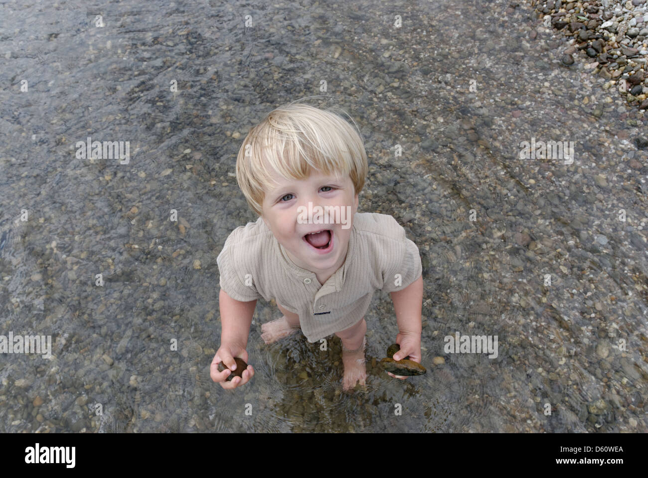 Junge spielt am Rhein mit Steinen  Boy playes with stones Stock Photo