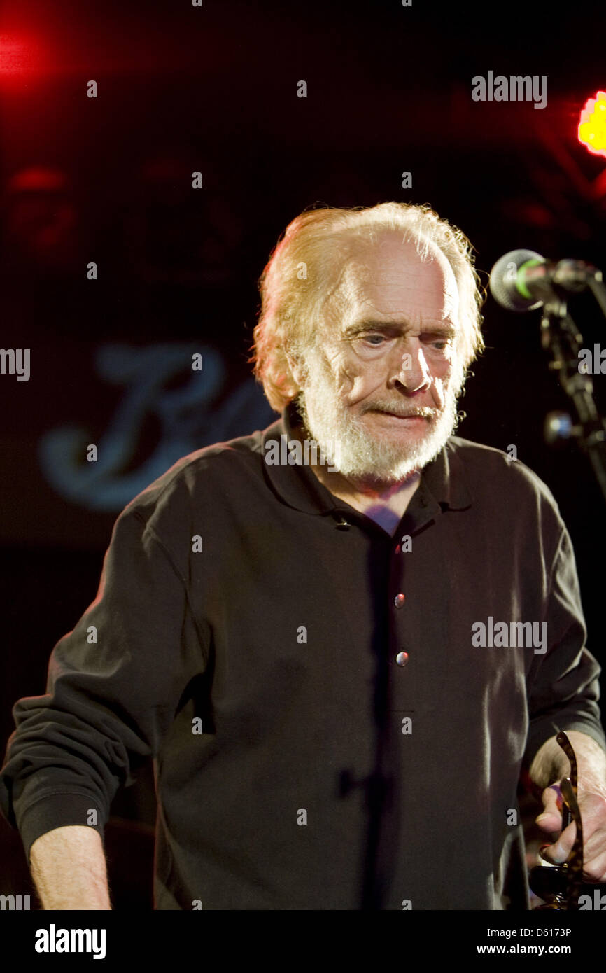 Solana Beach, California, USA. 10th April 2013. Country music legend Merle Haggard performs at the Belly Up Tavern in Solana Beach. (Credit Image: Credit:  Daniel Knighton/ZUMAPRESS.com/Alamy Live News) Stock Photo