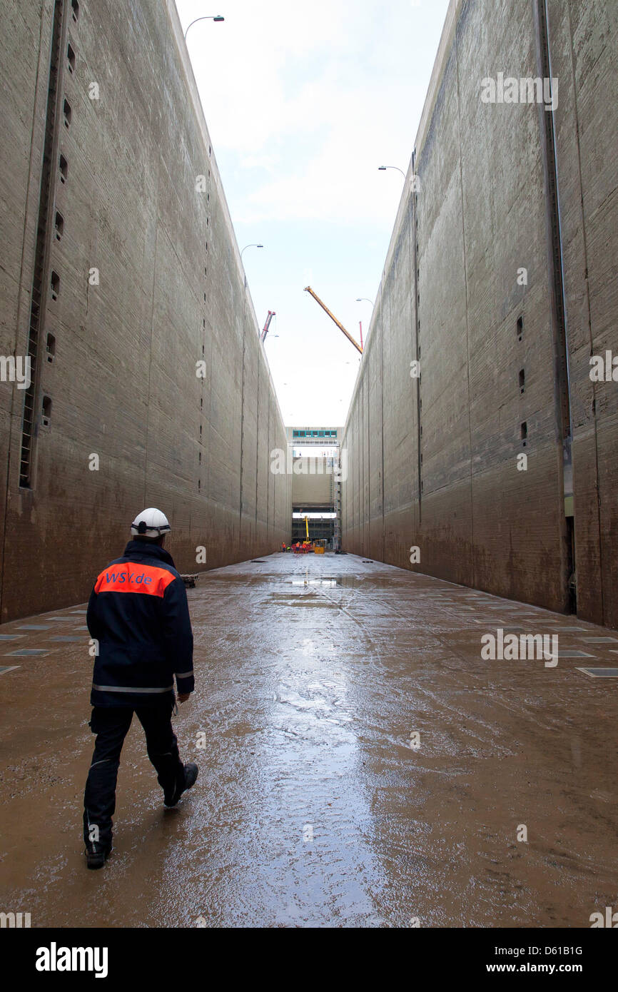 Construction works at the drained lock chamber Eibach are pictured in Nuremberg, Germany, 12 April 2012. Shipping at the Rhine Main Danube Canal has come to a halt for three weeks, due to construction works at several floodgates. Photo: Daniel Karmann Stock Photo