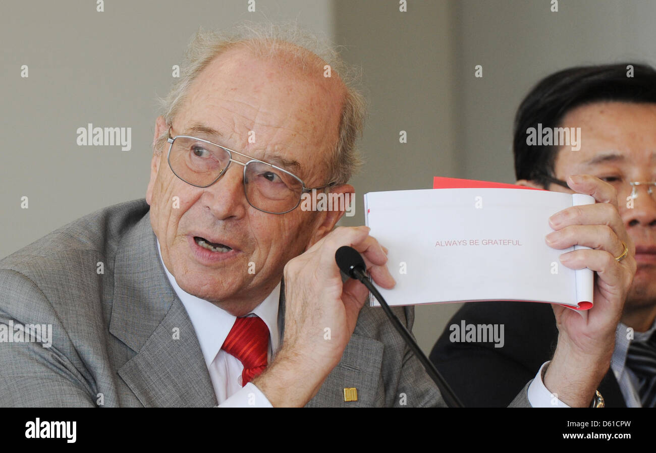 Founder of the concrete pump company Putzmeister, Karl Schlecht (L), and SANY Group chairman, Wengen Liang, attend a press conference in Aichtal, Germany, 17 April 2012. The Chinese company SANY will take over Putzmeister. Photo: FRANZISKA KRAUFMANN Stock Photo