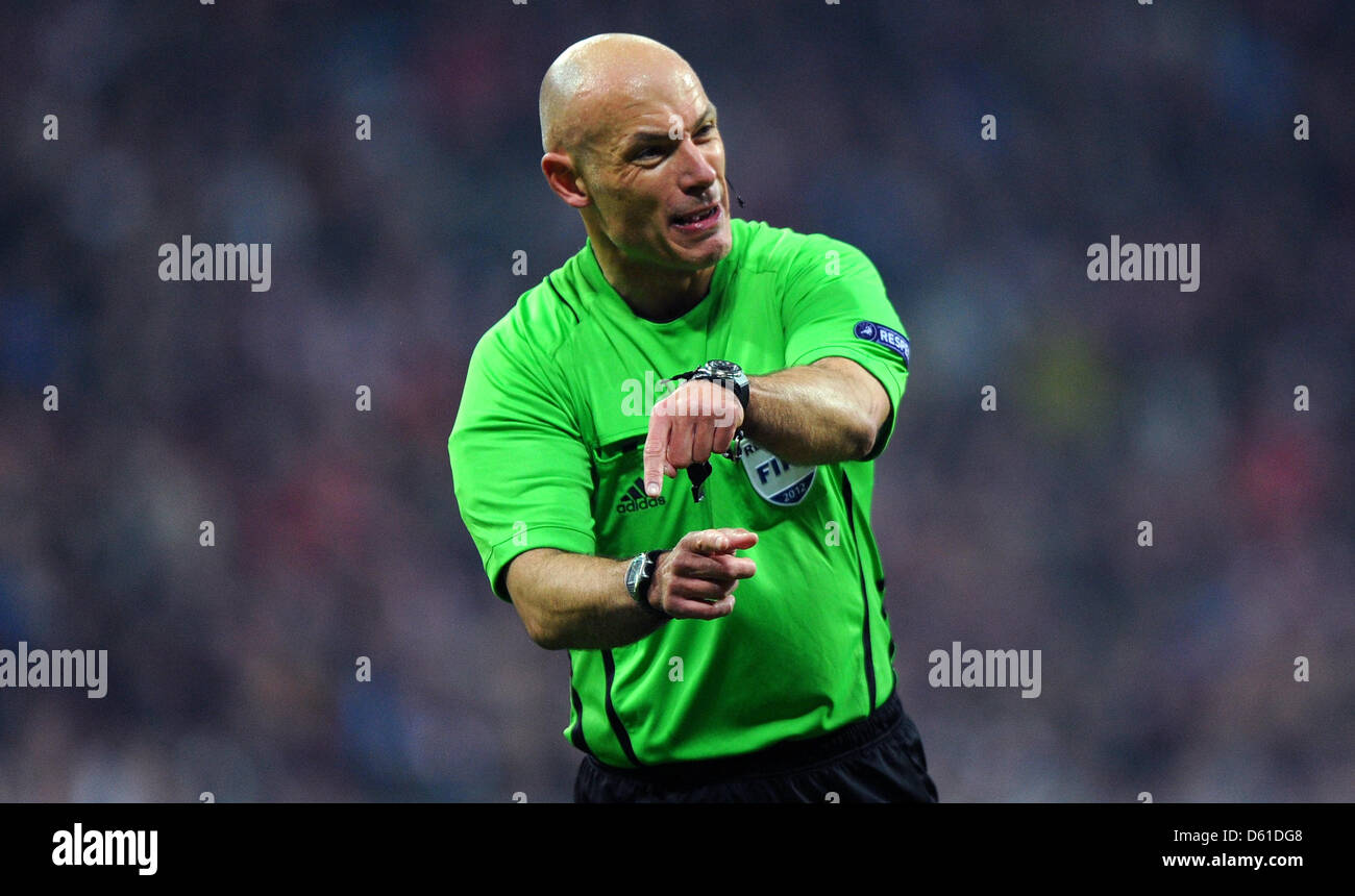 Referee Howard Webb gives instrucitons during the first leg of the UEFA ...