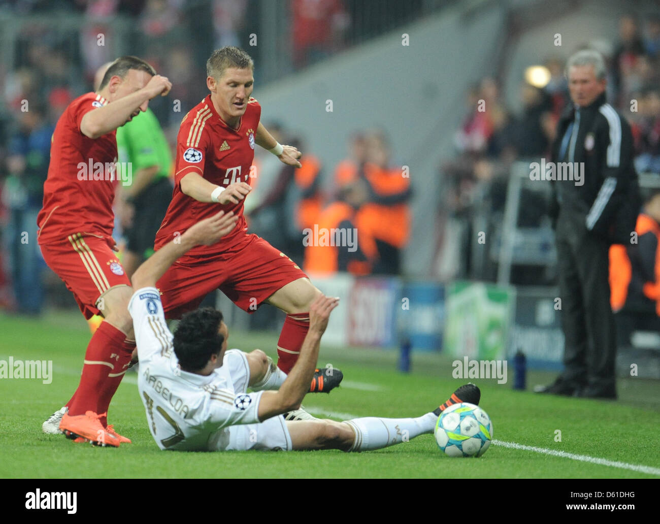 Munich's Franck Ribery (L) and Bastian Schweinsteiger (C) and Madrid's Alvaro Arbeloa vie for the ball during the Champions League semi-final first leg soccer match between FC Bayern Munich and Real Madrid at the Allianz Arena in Munich, Germany, 17 April 2012. Photo: Andreas Gebert dpa/lby Stock Photo