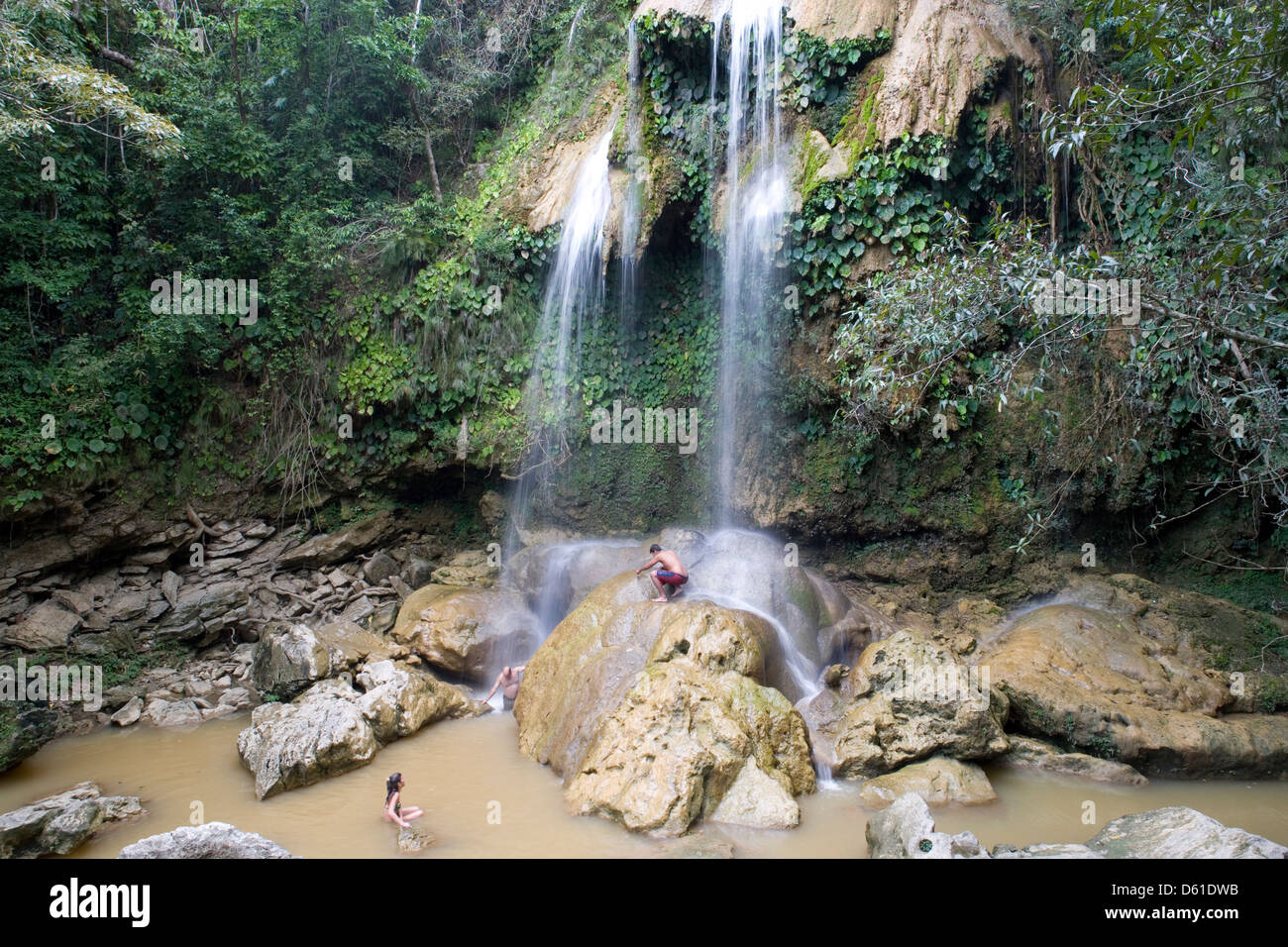 CORDILLERA DE GUANIGUANICO: Soroa / bathing under the falls Stock Photo