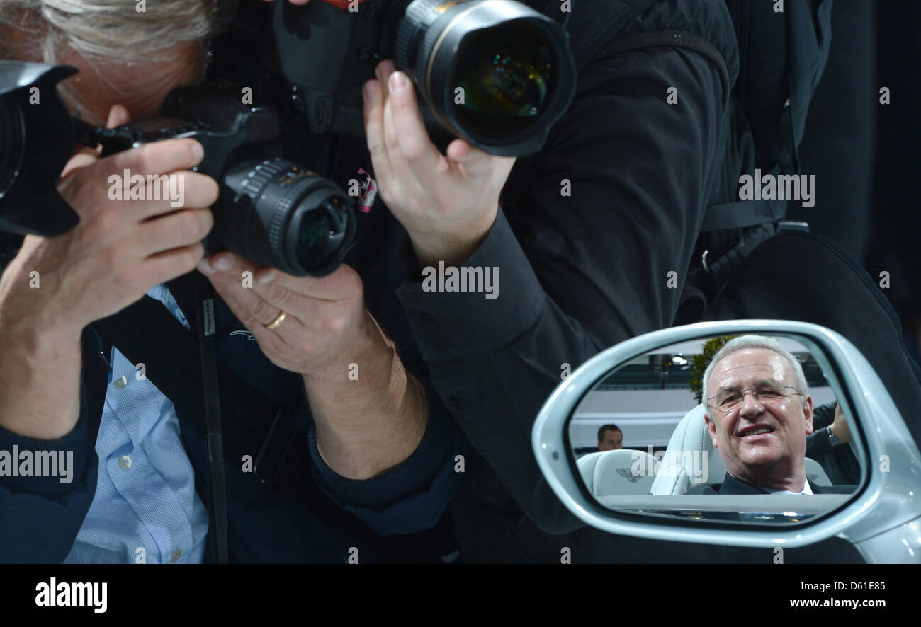 Chairman of the Managing Board Martin Winterkorn is seen in the mirror of a Bentley GT Convertible car prior to the general meeting of car manufacturer  Volkswagen in Hamburg, Germany, 19 April 2012. Ursula Piech will be elected to the supervisory board during the meeting. Photo: MARCUS BRANDT Stock Photo