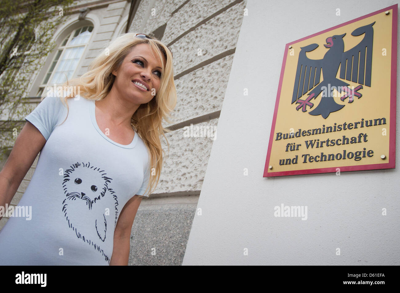 Hollywood star Pamela Anderson is on her way to the German Ministry of Economics in Berlin, Germany, 19 April 2012. Anderson is an ambassador of the animal rights organisation PETA. She wanted to deliver a petition on the trade with sealskins to German Minister of Economids Roesler. The petition was accepted by civil servants since Roesler not at the ministry. Photo: MICHAEL KAPPEL Stock Photo
