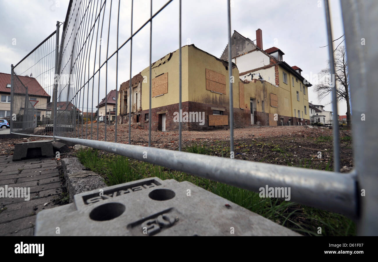 A metal fence cordons of the premises of the safe house (back) of the former neo-Nazi terror cell in Zwickau, Germany, 18 April 2012. Demolition work of the house is to begin on Monday 23 April 2012. Photo: Hendrik Schmidt Stock Photo