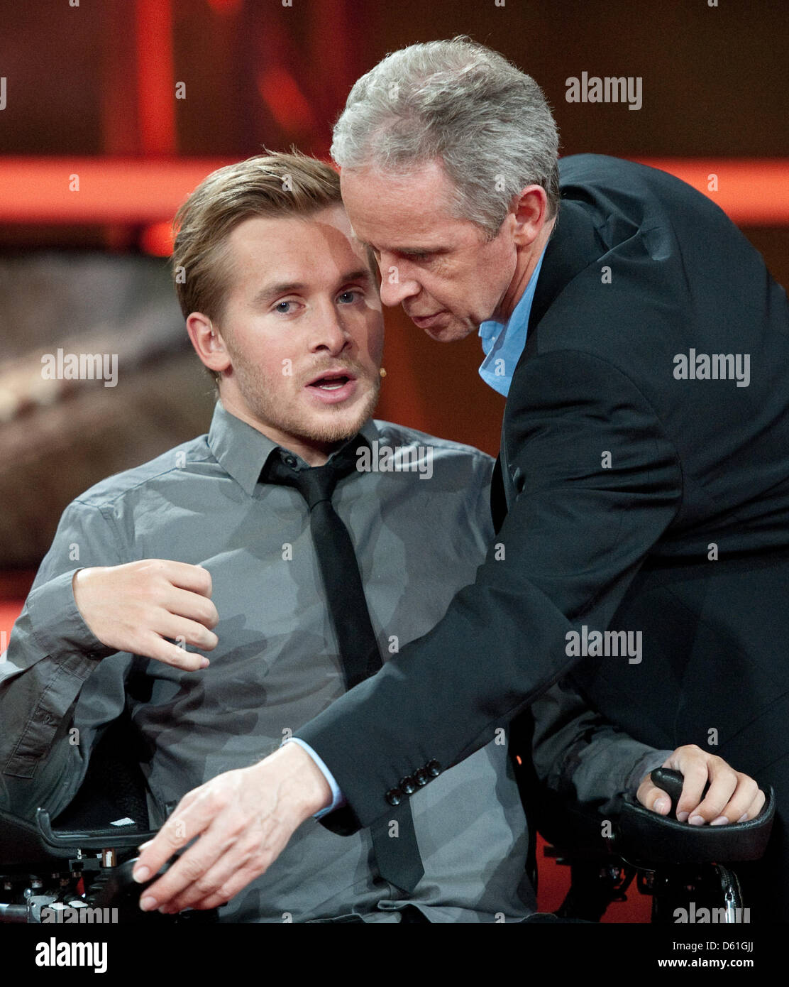 Samuel Koch (vorne, l)und sein Vater Christoph Koch sind am Sonntag (22