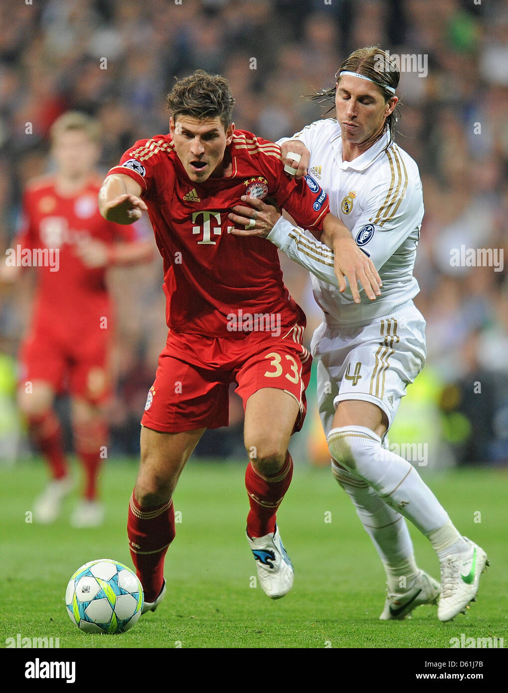 Munich S Mario Gomez And Madrid S Sergio Ramos R Vie For The Ball During The Champions League Semi Final Second Leg Soccer Match Between Real Madrid And Fc Bayern Munich At The Santiago