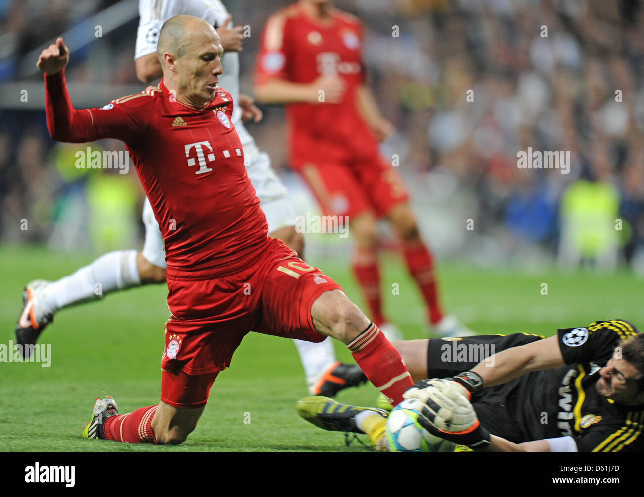 Munich's Arjen Robben and Madrid's goalkeeper Iker Casillas (R) vie for the ball during the Champions League semi final second leg soccer match between Real Madrid and FC Bayern Munich at the Santiago Bernabeu stadium in Madrid, Spain, 25 April 2012. Photo: Marc Mueller dpa  +++(c) dpa - Bildfunk+++ Stock Photo