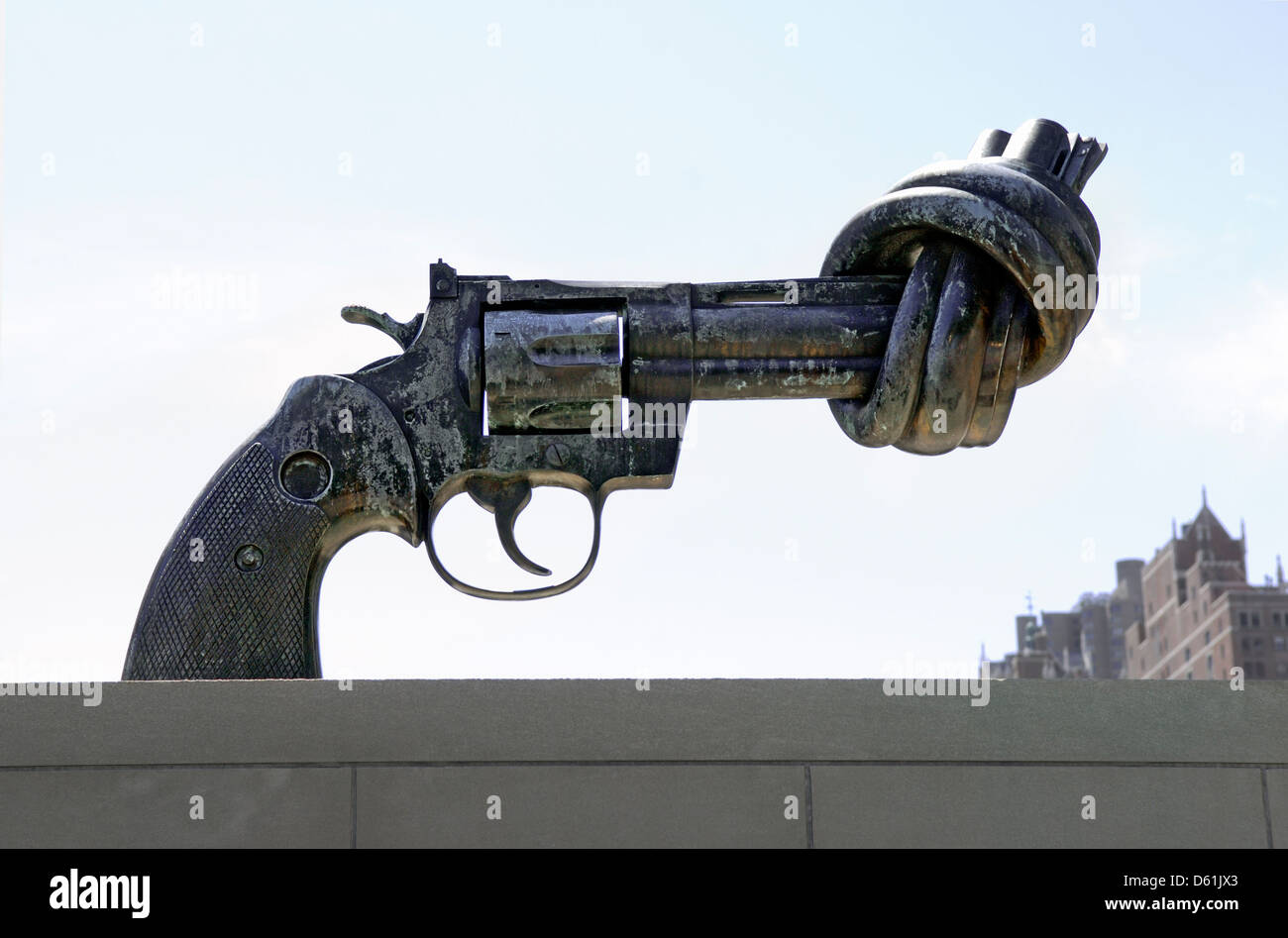 Sculpture NON VIOLENCE, Knotted Gun by Carl Fredrik Reuterswaerd, United Nations Building, UN Headquarters, Manhattan, New York Stock Photo