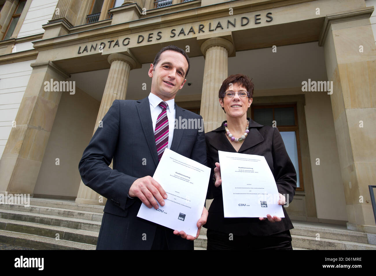 Saarland's Premier Annegret Kramp-Karrenbauer (R) and Heiko Maas, state chariman of the SPD Saar,   present the coalition agreement of the state parliament in Saarbruecken, Germany, 27 April 2012. Photo: OLIVER DIETZE Stock Photo