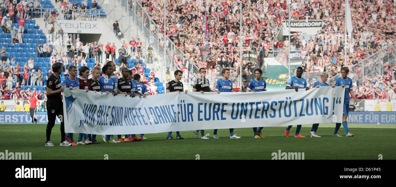 Hoffenheim player hold up a banner which reads 'Wir alle sind Hoffe! Vielen Dank für eure Unterstützung!' (We all are Hoffe! Thank you for your support!' after the Bundesliga soccer match between 1899 Hoffenheim and 1st FC Nuremberg at the Rhein-Neckar-Arena in Sinsheim, Germany, 28 April 2012. Photo: Fredrik von Erichsen (ATTENTION: EMBARGO CONDITIONS! The DFL permits the further  Stock Photo