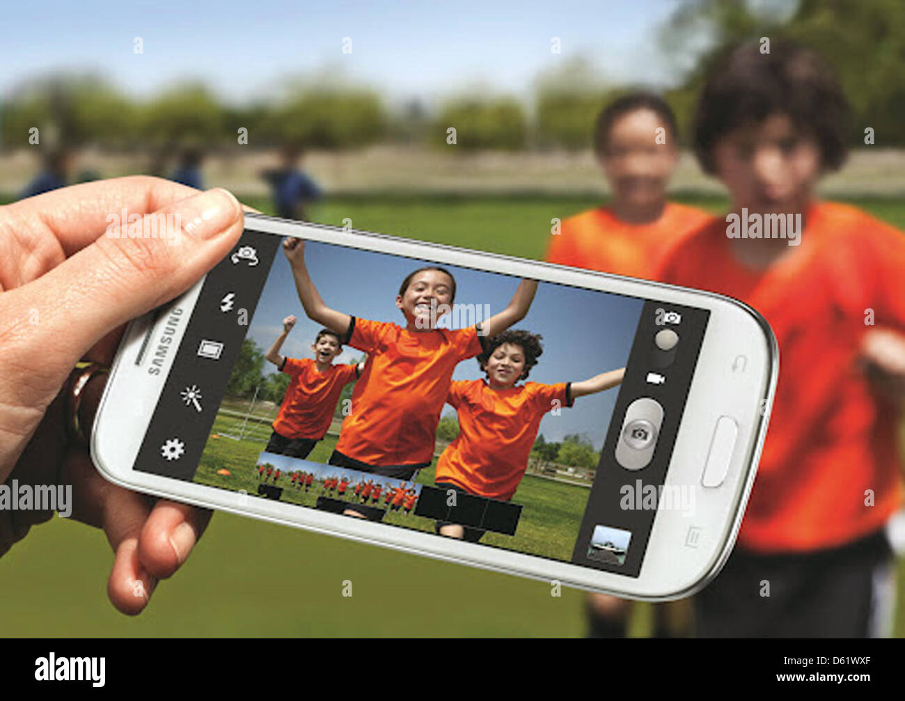 HANDOUT - Samsung schickt eine neue Generation seines Spitzen-Smartphones auf iPhone-Jagd. Das am Donnerstag (03.05.2012) vorgestellte Galaxy S3 (Samsung-Handout) hat einen großen Bildschirm mit einer Diagonale von 4,8 Zoll (12,2 cm) und unterstützt zumindest in einigen Ländern den schnellen LTE-Datenfunk, wie Samsung am Donnerstagabend mitteilte. Die Hauptkamera hat eine Auflösung Stock Photo