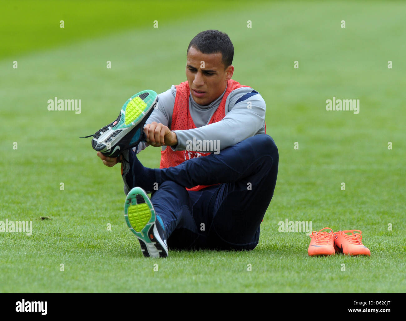 Hertha BSC's Anis Ben-Hatira puts on his shoes during a training session of German Bundesliga soccer club Hertha BSC in Berlin, Germany, 07 May 2012. Hertha BSC will face Fortuna Duesseldorf for a relegation round match on 10 May 2012. Photo: Soeren Stache Stock Photo