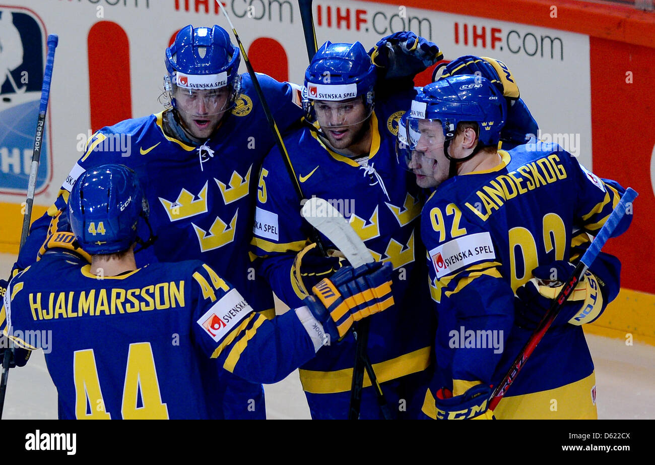 Sweden's Niklas Hjalmarsson (l-r), Victor Hedman, Viktor Stålberg, Marcus Kuger and Gabriel Landeskog celebrate after scoring during the Ice Hockey World Championships preliminary round match between Sweden and Germany at the Ericsson Globe Arena in Stockholm, Sweden, 09 May 2012. Photo: Peter Steffen dpa  +++(c) dpa - Bildfunk+++ Stock Photo