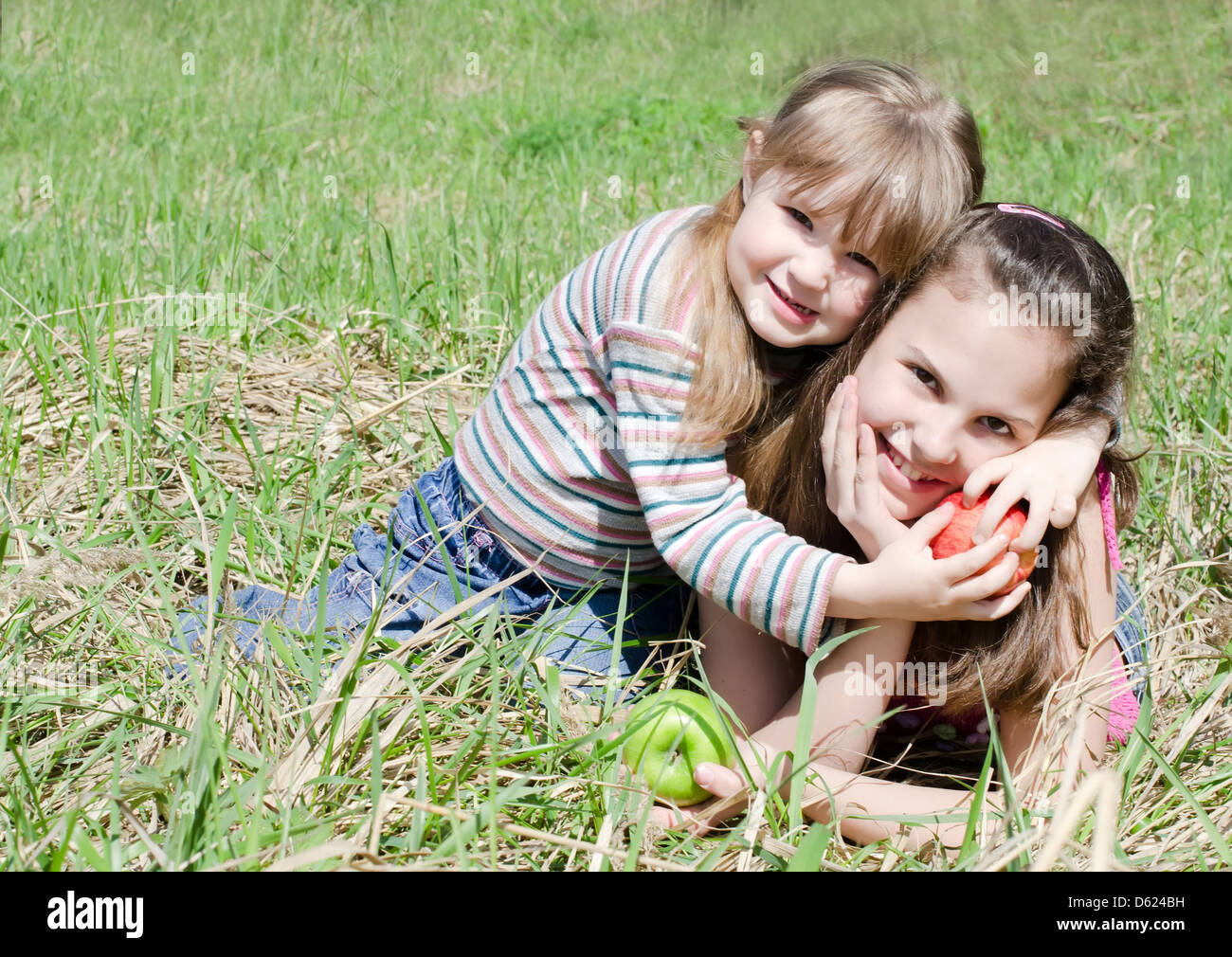 Юные в постели. Две сестренки спят. Кровать для подростка. Фотосессия подруг. Две сестры занялись.