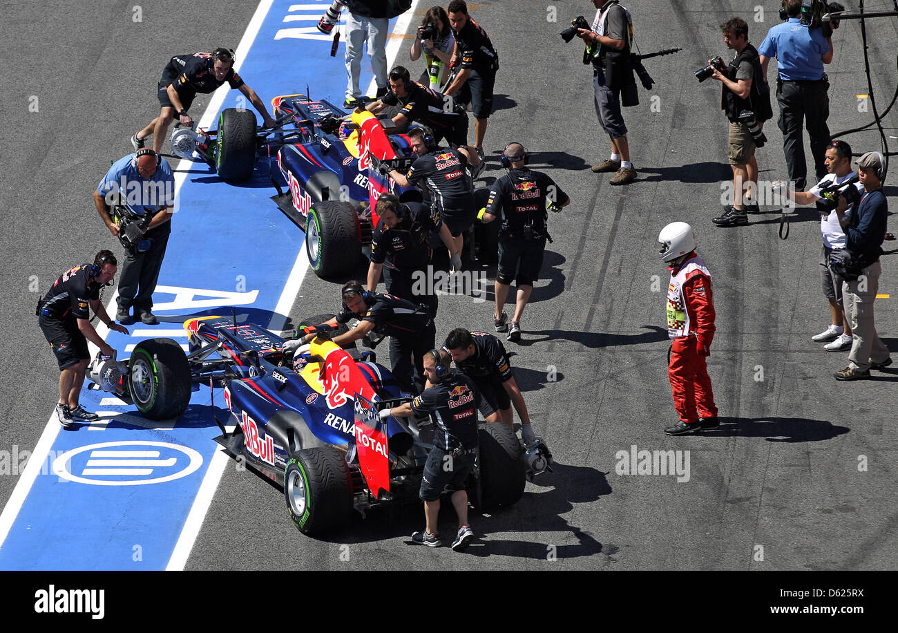 Red Bull Racing Tricks Mechanics of Red Bull push their race cars after the first practise ...