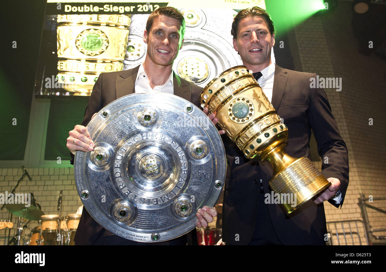 Berlin/ Fussball, Finale DFB-Pokal, Saison 2011/2012, Siegesfeier von  Borussia Dortmund, Sonntag (13.05.2012), Berlin: Kapitaen Sebastian Kehl  (l.) und Torwart Roman Weidenfeller posieren mit der Meisterschale und dem  DFB-Pokal. Nach dem torreichsten ...