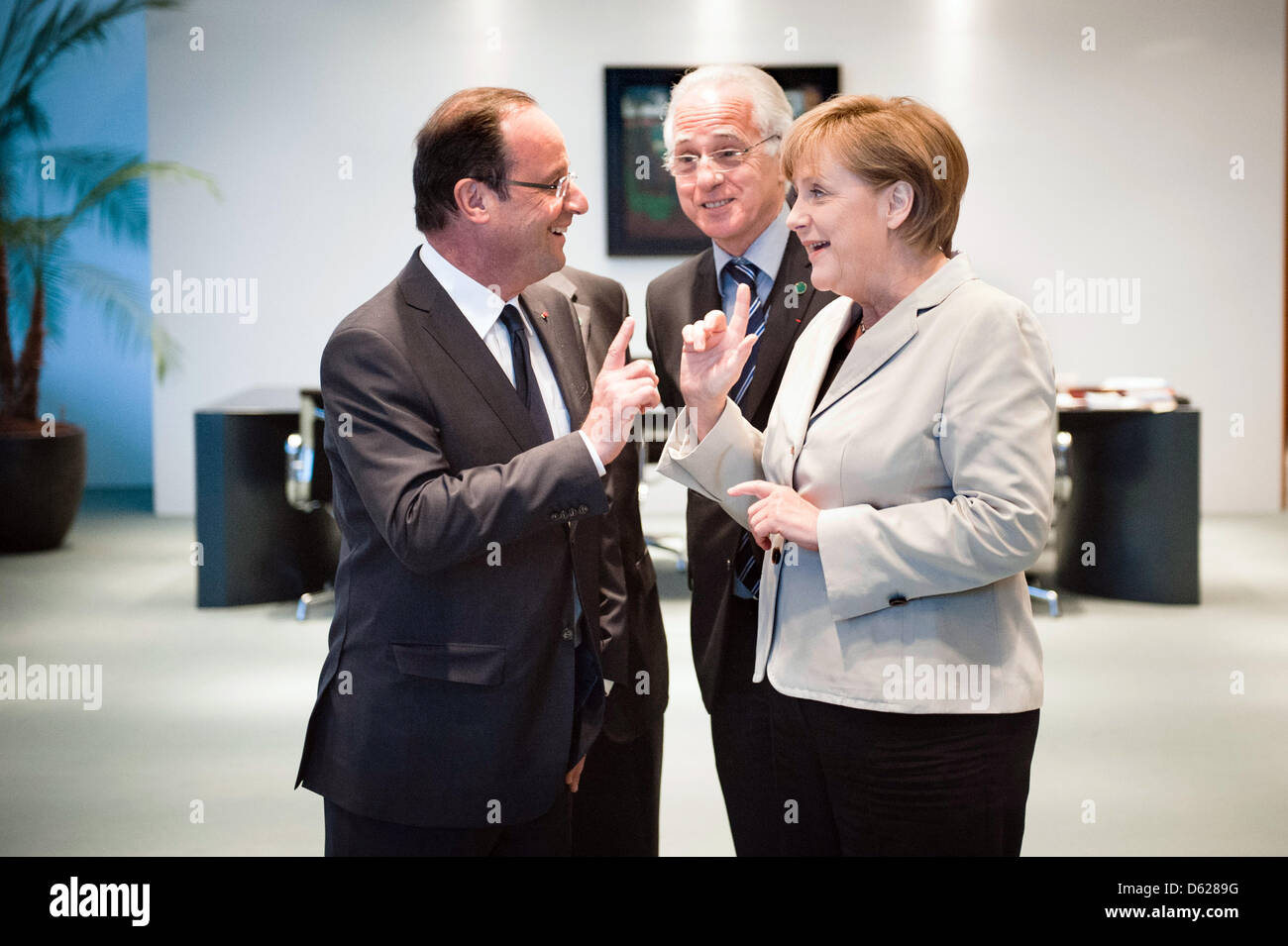 Bundeskanzlerin Angela Merkel (CDU) und der neue französische Präsident Francois Hollande (l) unterhalten sich am Dienstag (15.05.2012) in Berlin im Bundeskanzleramt. Der Berlinbesuch ist die erste Auslandsreise des sozialistischen Politikers als Staatspräsident. Foto: Jesco Denzel dpa/lbn Stock Photo