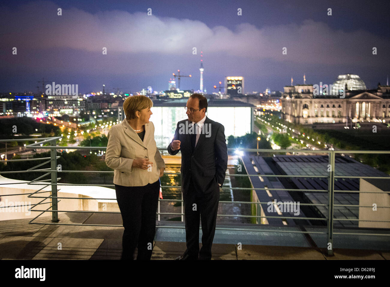 Bundeskanzlerin Angela Merkel (CDU) und der französische Präsident Francois Hollande unterhalten sich am Dienstag (15.05.2012) vor ihrem Arbeitsessen im Bundeskanzleramt - im Hintergrund der Reichstag mit dem Regierungsviertel. Der Berlinbesuch ist die erste Auslandsreise des sozialistischen Politikers als Staatspräsident. Foto: Guido Bergmann dpa/lbn  +++(c) dpa - Bildfunk+++ Stock Photo
