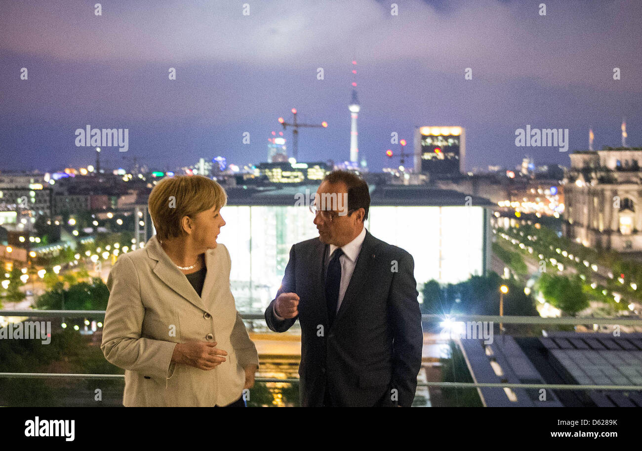 Bundeskanzlerin Angela Merkel (CDU) und der französische Präsident Francois Hollande unterhalten sich am Dienstag (15.05.2012) vor ihrem Arbeitsessen im Bundeskanzleramt - im Hintergrund der Reichstag mit dem Regierungsviertel. Der Berlinbesuch ist die erste Auslandsreise des sozialistischen Politikers als Staatspräsident. Foto: Guido Bergmann dpa/lbn  +++(c) dpa - Bildfunk+++ Stock Photo