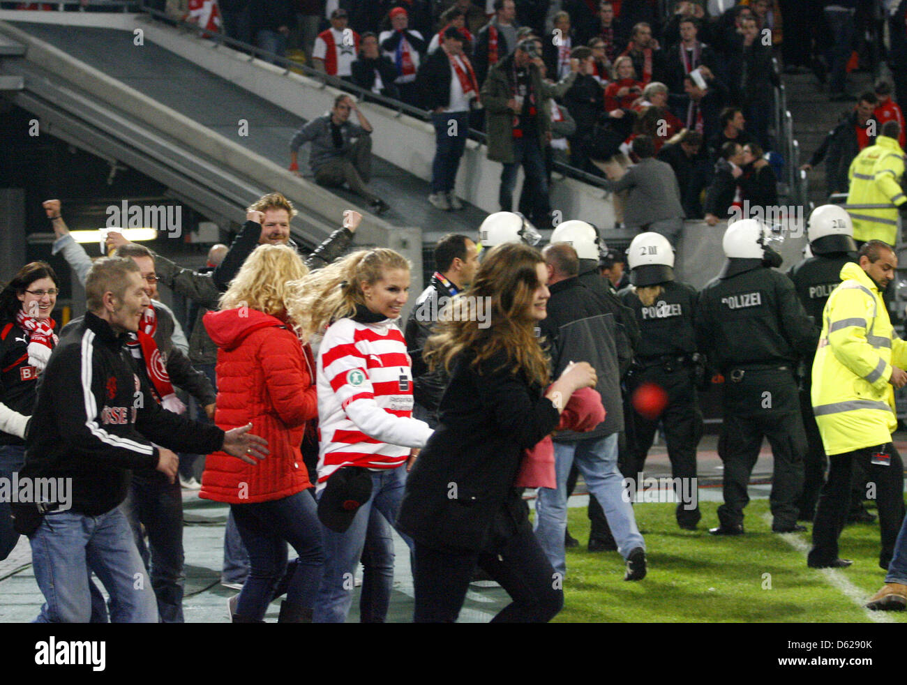 Fußball Bundesliga, Relegation,  Fortuna Düsseldorf-Hertha BSC am Dienstag (15.05.2012) in der Esprit-Arena in Düsseldorf. Düsseldorfer Fans stürmen das Spielfeld. Die Fortuna ist aufgestiegen.  Foto: Roland Weihrauch dpa/lnw  (Achtung Sperrfrist! Die DFL erlaubt die Weiterleitung der Bilder im IPTV, Mobilfunk und durch sonstige neue Technologien erst zwei Stunden nach Spielende. D Stock Photo