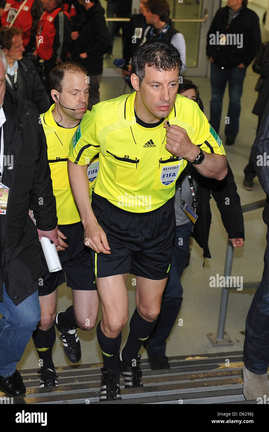 Referee Wolfgang Stark returns to the pitch during the Bundesliga relegation soccer match between Fortuna Duesseldorf and Hertha BSC at the Esprit-Arena in Duesseldorf, Germany, 15 May 2012. Photo: Revierfoto Stock Photo