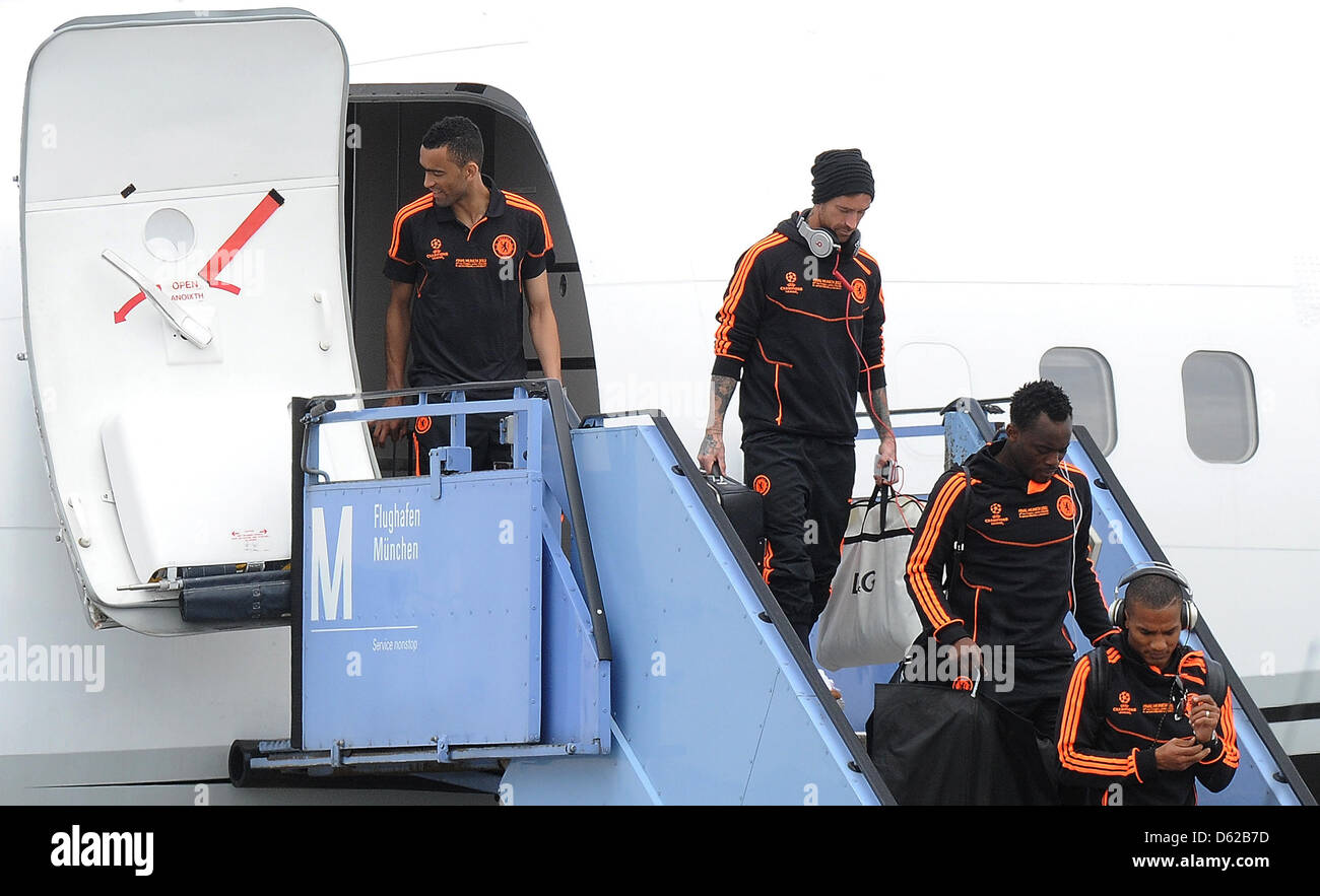 Chelsea's players Jose Bosingwa (L) , Raul Meireles (2-L), Michael Essien (2-R), Florent Malouda (R) arrive at Munich Airport, Germany, 18 May 2012. FC Chelsea will face FC Bayern Munich in the UEFA Champions League soccer final in Munich on 19 May 2012. Photo: Marc Mueller dpa/lby  +++(c) dpa - Bildfunk+++ Stock Photo