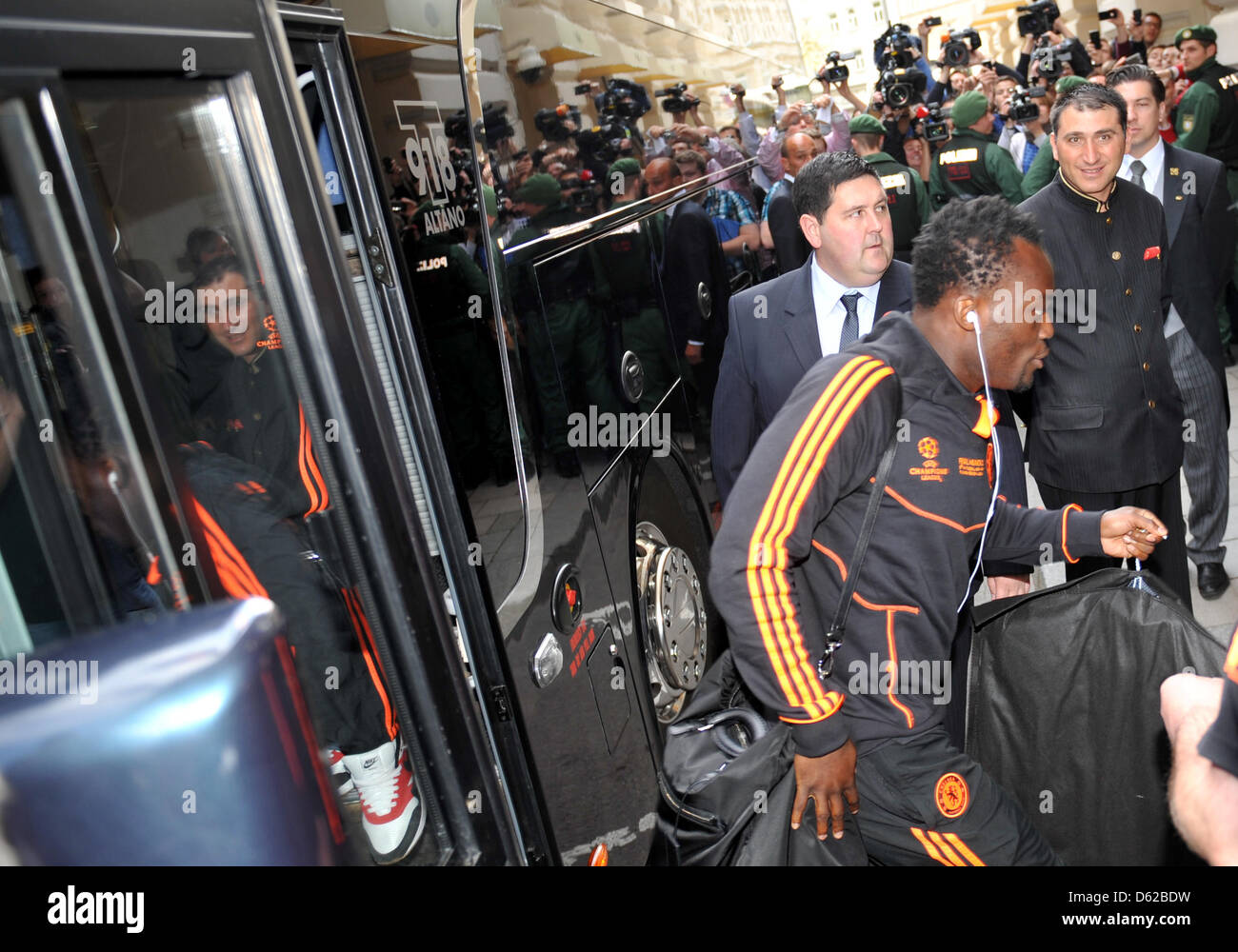 Chelsea's Michael Essien (C) arrives at the hotel in Munich, Germany, 18 May 2012. The final match in the Champions League between FC Bayern Munich and FC Chelsea takes place on 19 May 2012. Photo: FRANK LEONHARDT Stock Photo