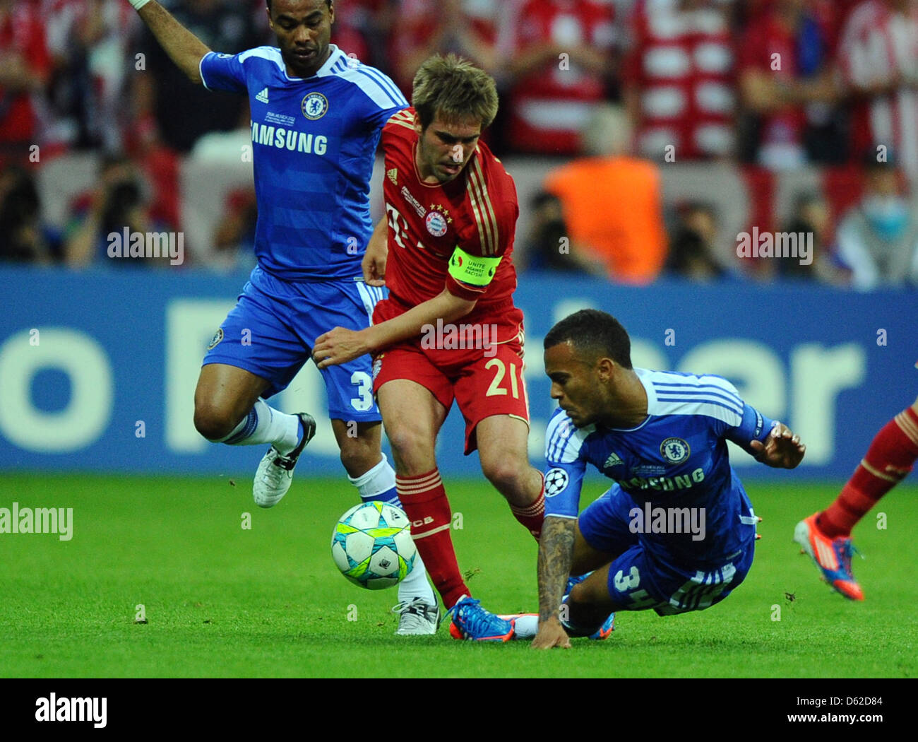 Munich's Philipp Lahm (C) and Chelsea's Ashley Cole (L) and Ryan Bertrand (R) vie for the ball during the UEFA Champions League soccer final between FC Bayern Munich and FC Chelsea at Fußball Arena München in Munich, Germany, 19 May 2012. Photo: Thomas Eisenhuth dpa/lby  +++(c) dpa - Bildfunk+++ Stock Photo