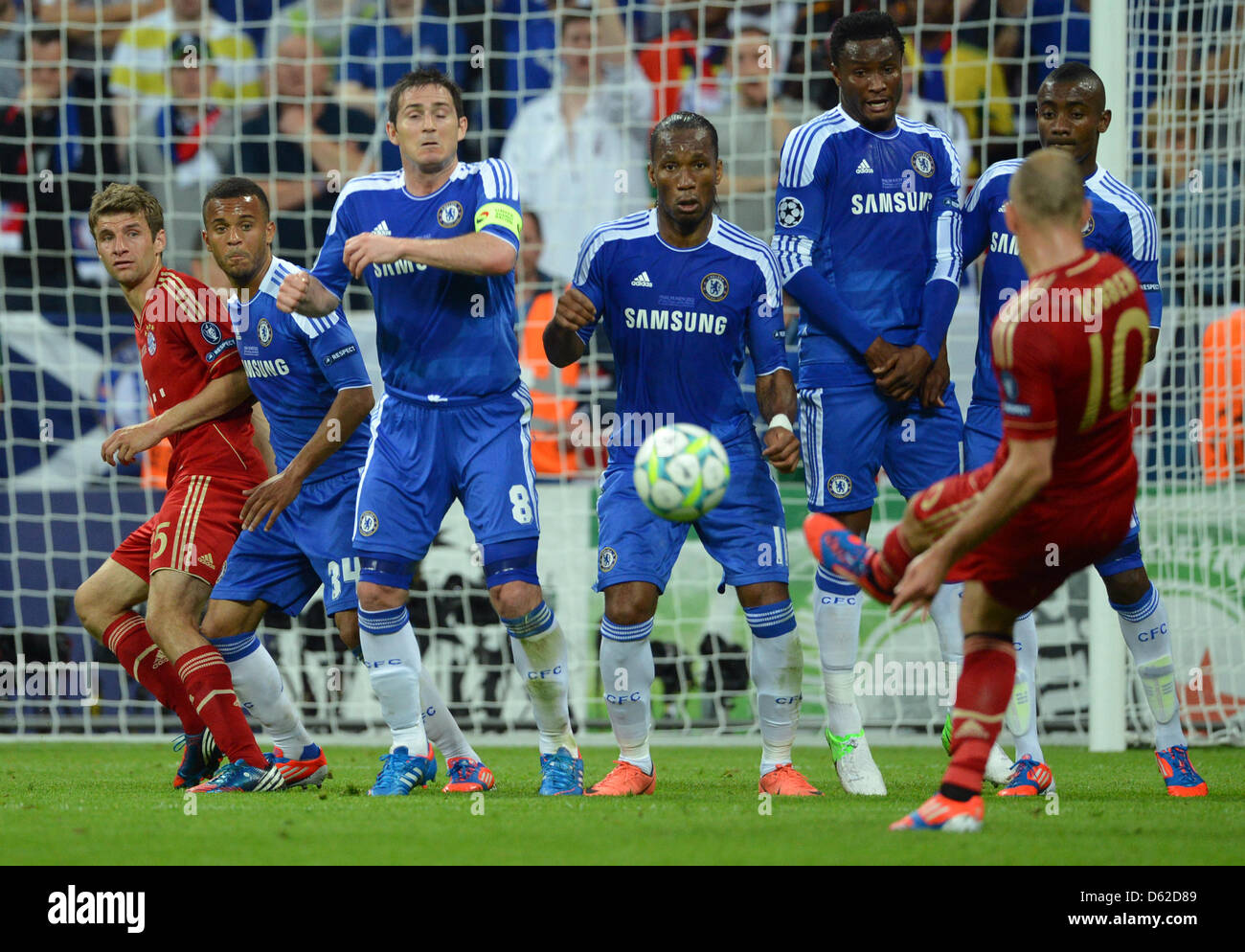 Munich's Thomas Mueller (L) and Ryan Bertrand, Frank Lampard, Didier Drogba, John Obi Mikel Mikel and Salomon Kalou watch as Munich's Arjen Robben (R) takes a free kick during the UEFA Champions League soccer final between FC Bayern Munich and FC Chelsea at Fußball Arena München in Munich, Germany, 19 May 2012. Photo: Marcus Brandt dpa/lby  +++(c) dpa - Bildfunk+++ Stock Photo