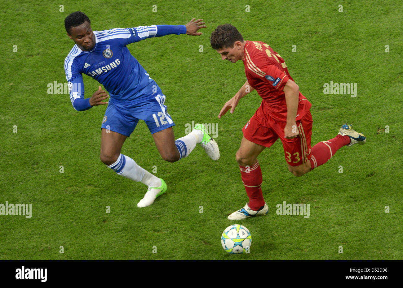 Munich's Mario Gomez (R) and Chelsea's John Obi Mikel vie for the ball during the UEFA Champions League soccer final between FC Bayern Munich and FC Chelsea at Fußball Arena München in Munich, Germany, 19 May 2012. Photo: Peter Kneffel dpa/lby Stock Photo