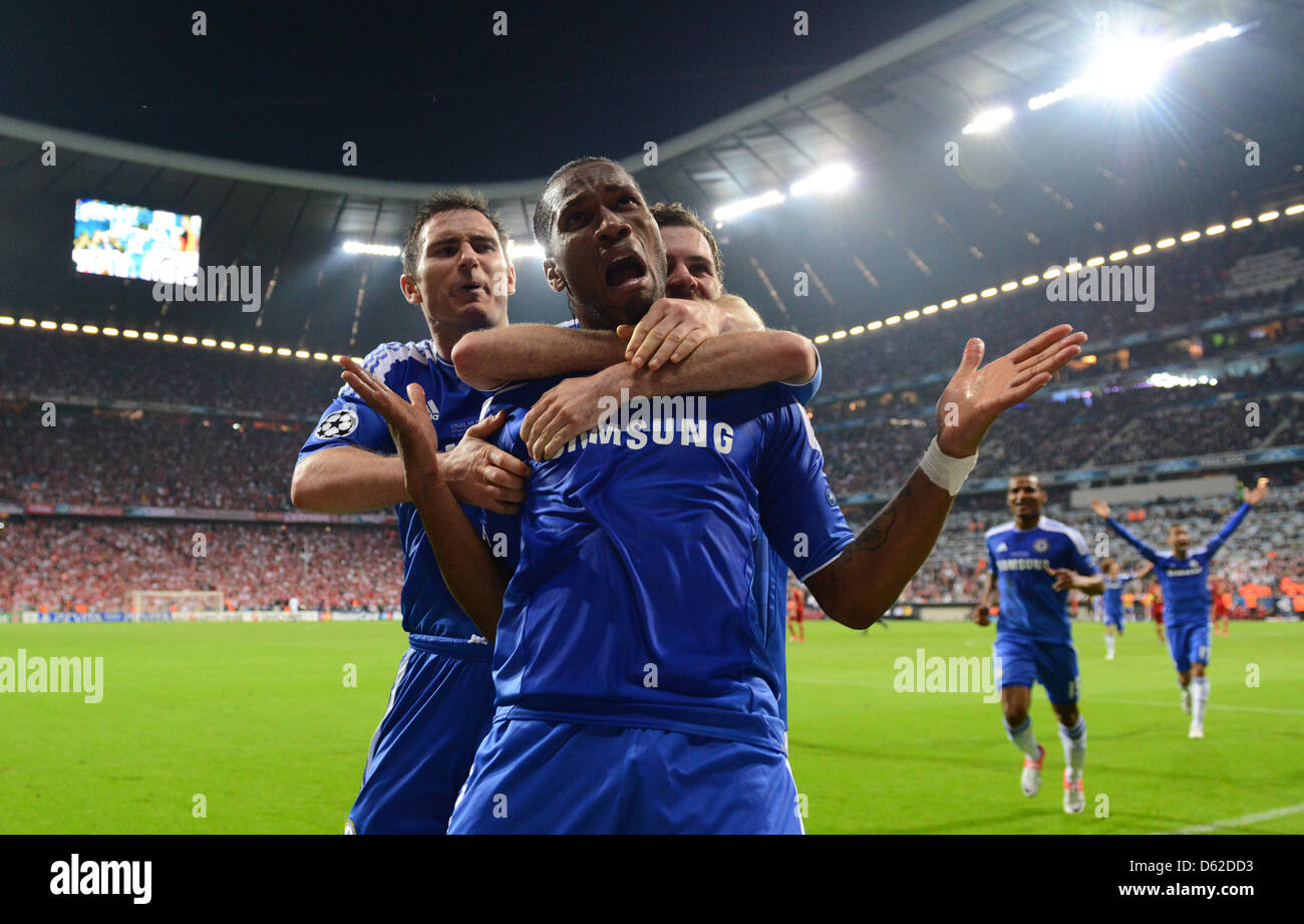 Chelsea's Didier Drogba (C) celebrates with teammates Frank Lampard (L) after scoring 1-1 during the UEFA Champions League soccer final between FC Bayern Munich and FC Chelsea at Fußball Arena München in Munich, Germany, 19 May 2012. Photo: Thomas Eisenhuth dpa/lby  +++(c) dpa - Bildfunk+++ Stock Photo