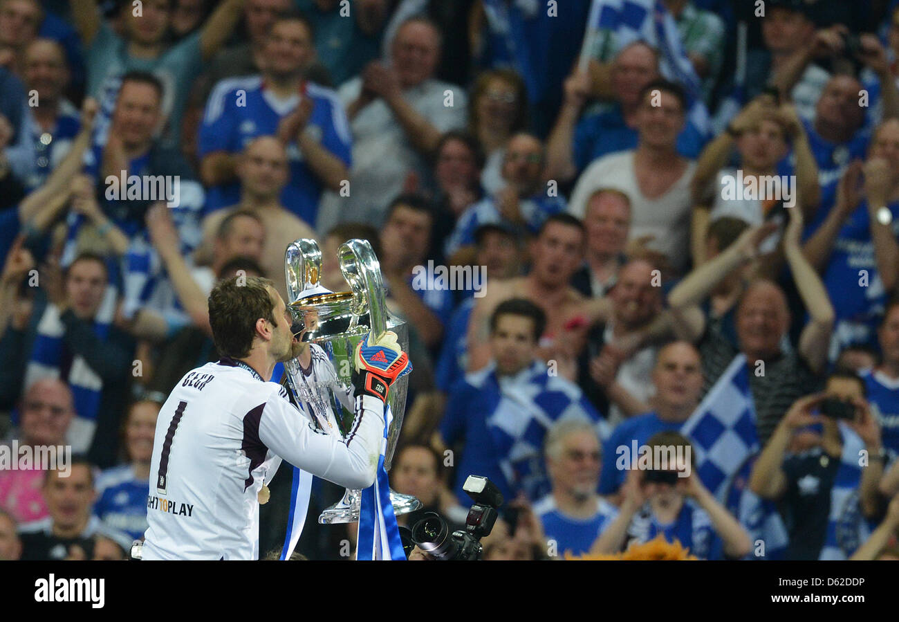 Chelsea's goalkeeper Petr Cech kisses the trophy after winning the UEFA Champions League soccer final between FC Bayern Munich and FC Chelsea at Fußball Arena München in Munich, Germany, 19 May 2012. Photo: Marcus Brandt dpa/lby  +++(c) dpa - Bildfunk+++ Stock Photo