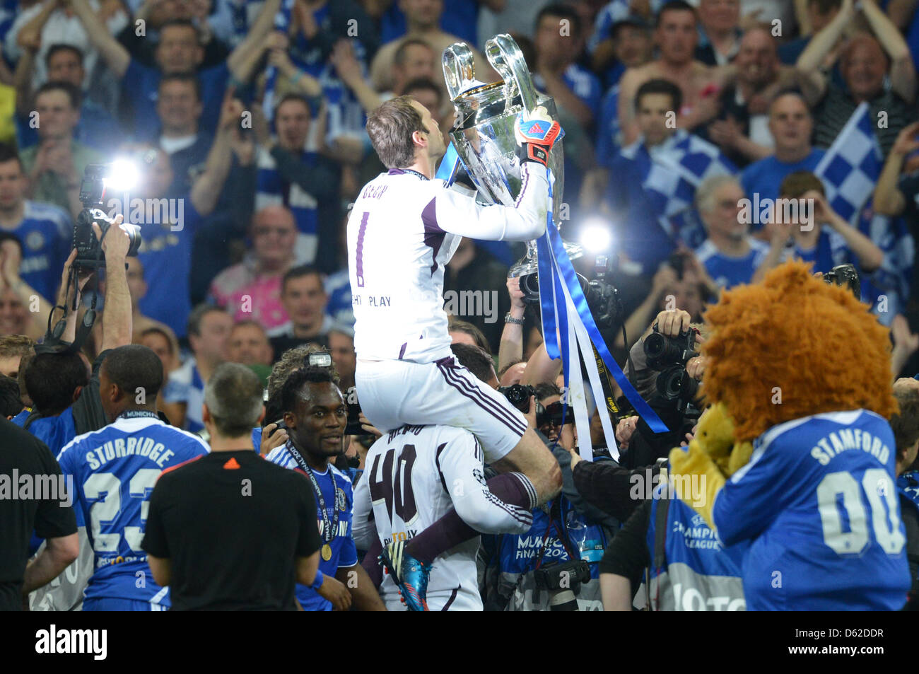 Chelsea's goalkeeper Petr Cech lifts the trophy after winning the UEFA Champions League soccer final between FC Bayern Munich and FC Chelsea at Fußball Arena München in Munich, Germany, 19 May 2012. Photo: Marcus Brandt dpa/lby  +++(c) dpa - Bildfunk+++ Stock Photo