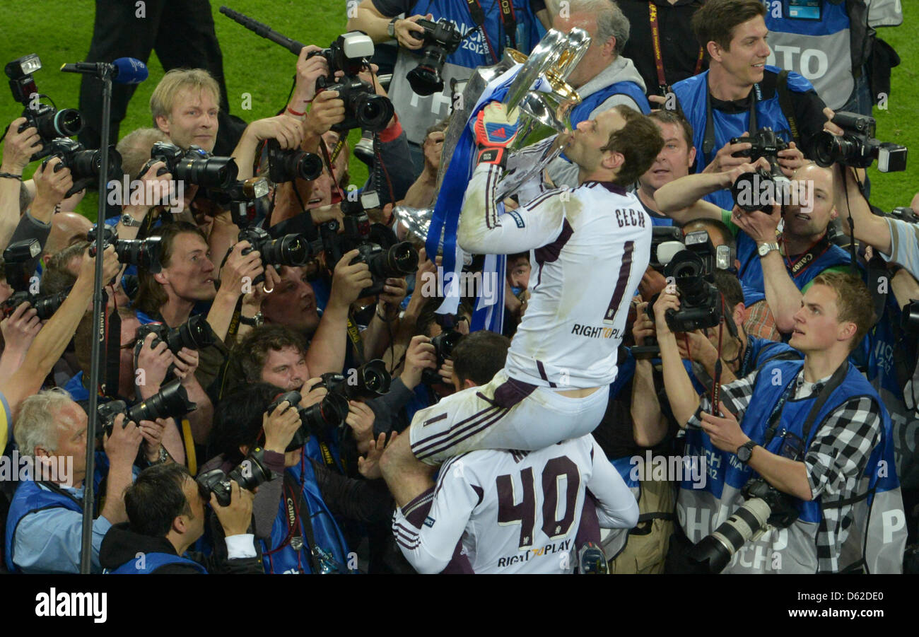 Chelsea's goal keeper Petr Cech celebrates with the trophy after the UEFA Champions League soccer final between FC Bayern Munich and FC Chelsea at Fußball Arena München in Munich, Germany, 19 May 2012. Photo: Peter Kneffel dpa/lby  +++(c) dpa - Bildfunk+++ Stock Photo