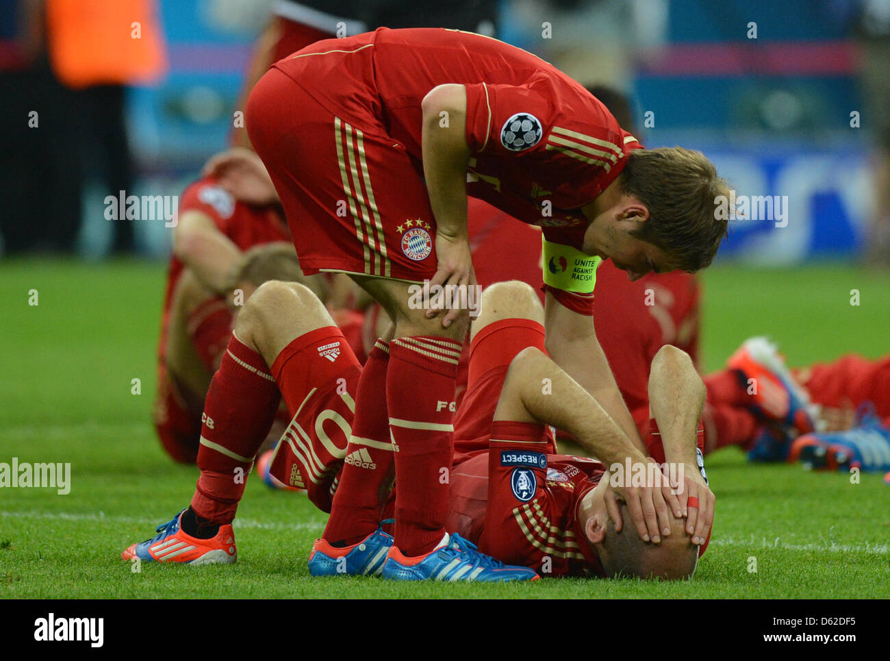 Munich's players Arjen Robben (down) and Philipp Lahm look dejected after losing the UEFA Champions League soccer final between FC Bayern Munich and FC Chelsea at Fußball Arena München in Munich, Germany, 19 May 2012. Photo: Marcus Brandt dpa/lby  +++(c) dpa - Bildfunk+++ Stock Photo