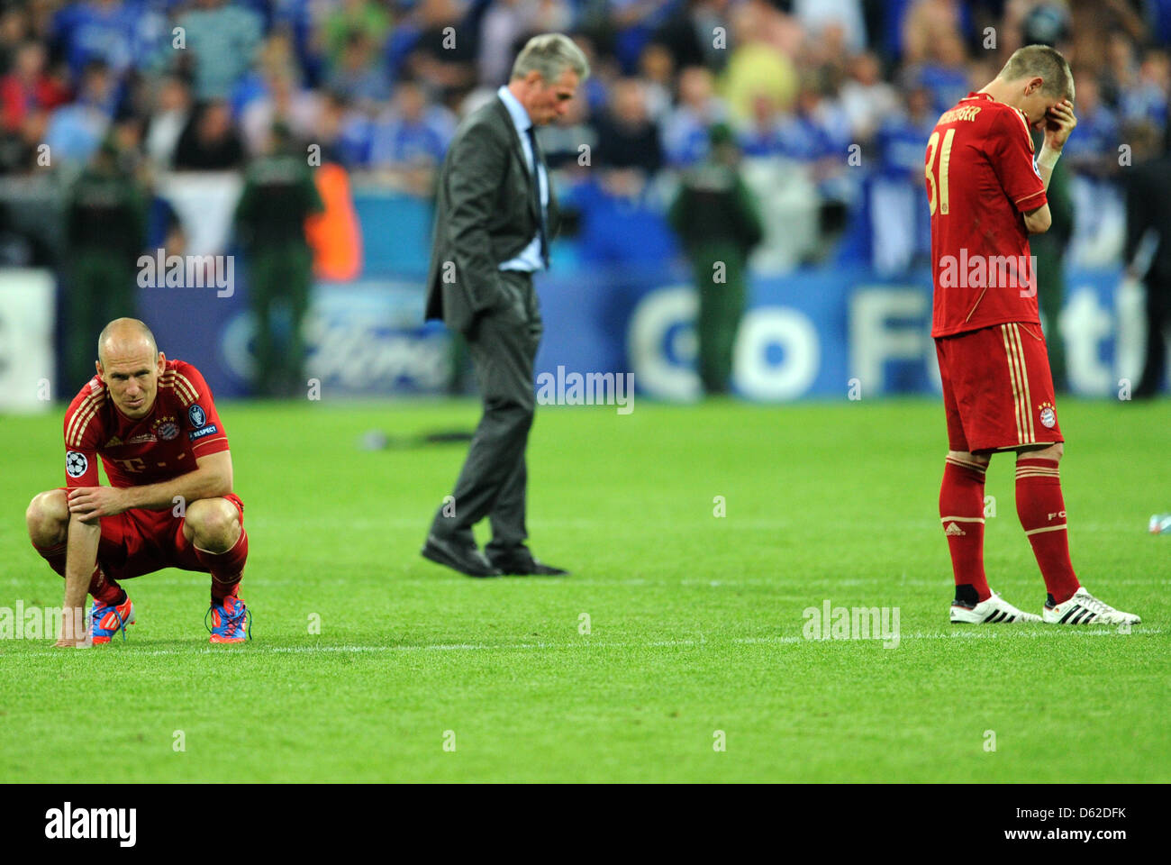 Munich's Arjen Robben (L-R), coach Jupp Heynckes and Bastian Schweinsteiger look dejected after losing the UEFA Champions League soccer final between FC Bayern Munich and FC Chelsea at Fußball Arena München in Munich, Germany, 19 May 2012. Photo: Tobias Hase dpa/lby  +++(c) dpa - Bildfunk+++ Stock Photo