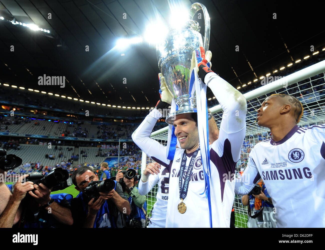 Chelsea's Petr Cech celebrates with the trophy after the UEFA Champions League soccer final between FC Bayern Munich and FC Chelsea at Fußball Arena München in Munich, Germany, 19 May 2012. Photo: Tobias Hase dpa/lby  +++(c) dpa - Bildfunk+++ Stock Photo