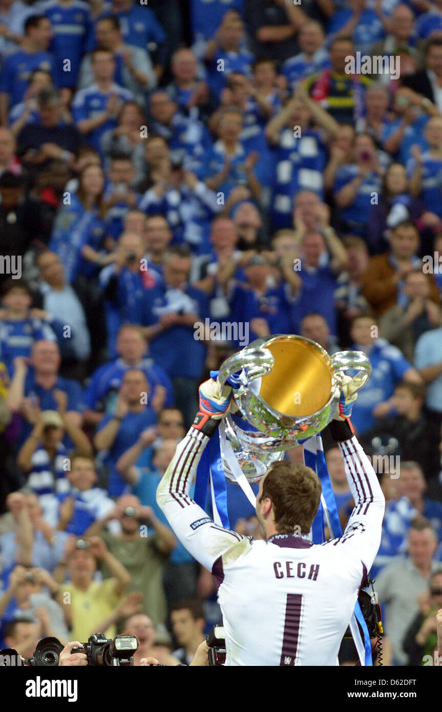 Chelsea's goalkeeper Petr Cech celebrates with the trophy after the UEFA Champions League soccer final between FC Bayern Munich and FC Chelsea at Fußball Arena München in Munich, Germany, 19 May 2012. Photo: Tobias Hase dpa/lby  +++(c) dpa - Bildfunk+++ Stock Photo