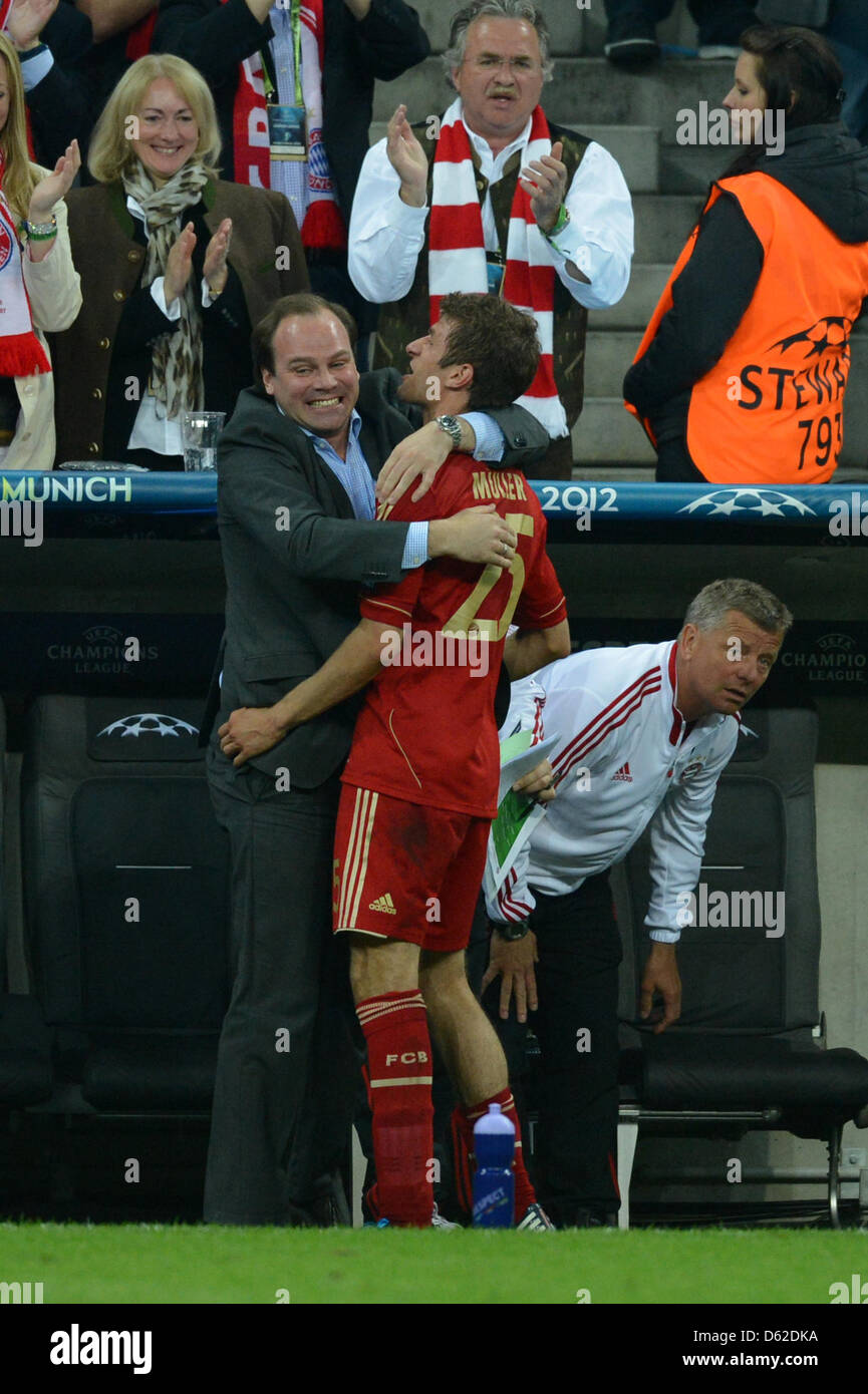 Munich's Thomas Mueller (C) celebrates with general manager Christian Nerlinger (L) after scoring 1-0 during the UEFA Champions League soccer final between FC Bayern Munich and FC Chelsea at Fußball Arena München in Munich, Germany, 19 May 2012. Photo: Marcus Brandt dpa/lby  +++(c) dpa - Bildfunk+++ Stock Photo