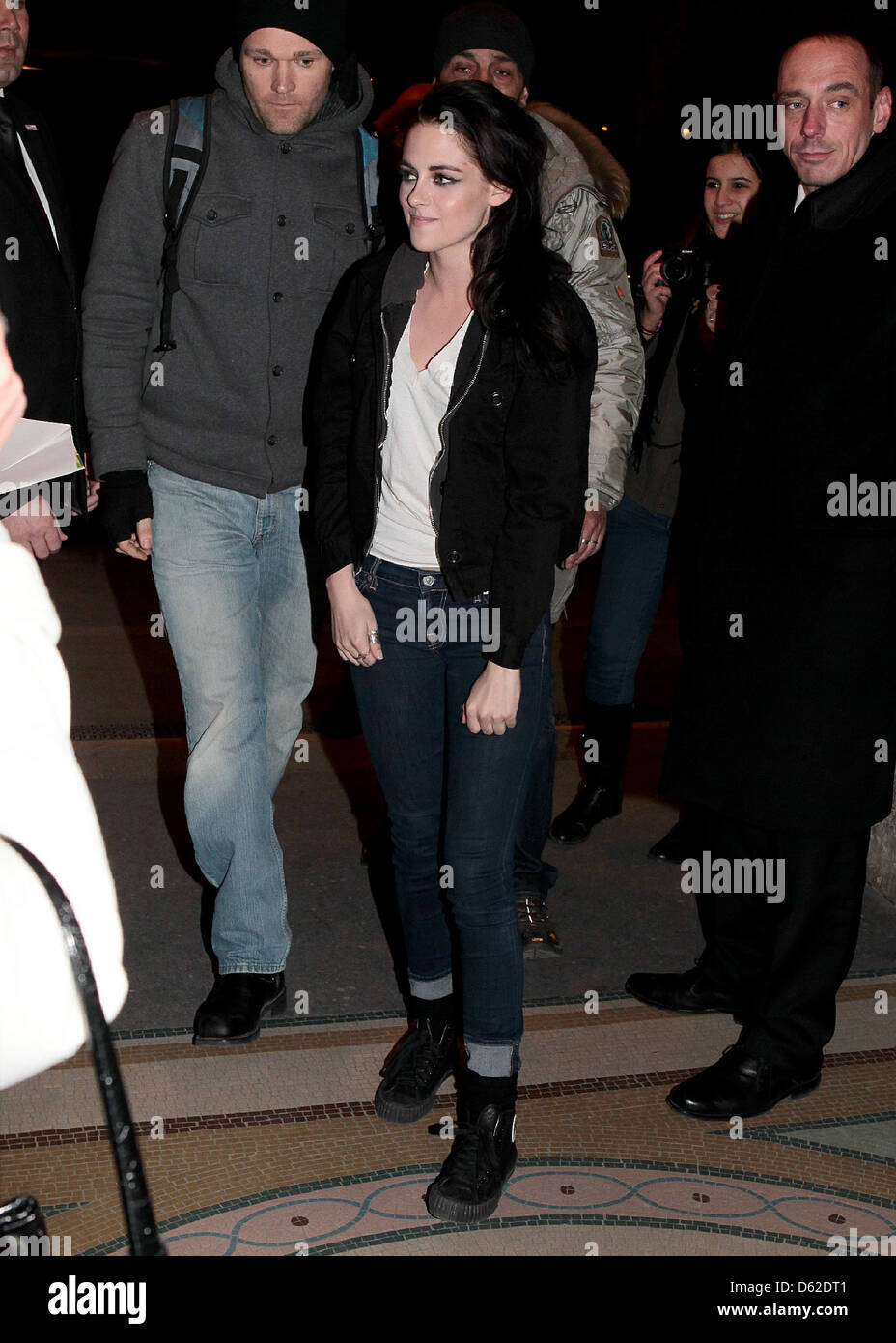 Kristen Stewart returns to her hotel after a photoshoot with Karl Lagerfeld  Paris, France - 30.01.12 Stock Photo - Alamy