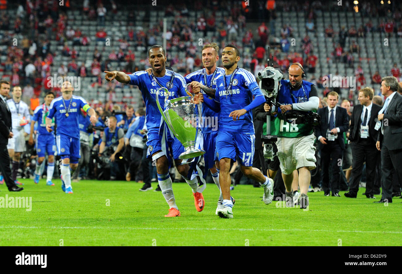 Chelsea's Didier Drogba (l) celebrates with Raul Meireles (C) and Jose Bosingwa after the UEFA Champions League soccer final between FC Bayern Munich and FC Chelsea at Fußball Arena München in Munich, Germany, 19 May 2012. Photo: Thomas Eisenhuth dpa/lby Stock Photo