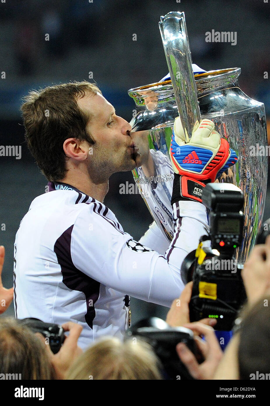 Chelsea's goalkeeper Petr Cech celebrates after the UEFA Champions League soccer final between FC Bayern Munich and FC Chelsea at Fußball Arena München in Munich, Germany, 19 May 2012. Photo: Thomas Eisenhuth dpa/lby Stock Photo